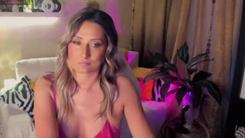 Snapshot of sarahholly chatting on 05.17.26 Divine Sarah NONUDE model online show from 05.17.26