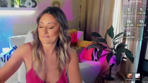 Snapshot of sarahholly chatting on 05.18.26 Divine Sarah NONUDE model online show from 05.18.26
