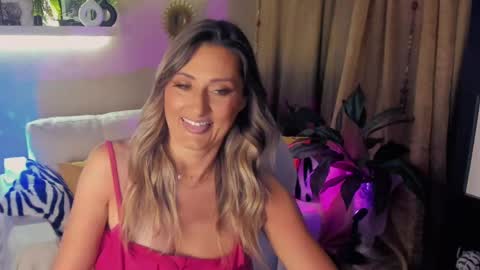 Snapshot of sarahholly chatting on 05.18.26 Divine Sarah NONUDE model online show from 05.18.26