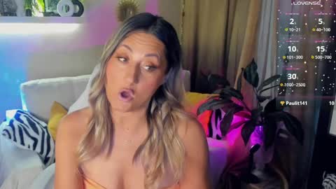 Snapshot of sarahholly chatting on 05.25.26 Divine Sarah NONUDE model online show from 05.25.26
