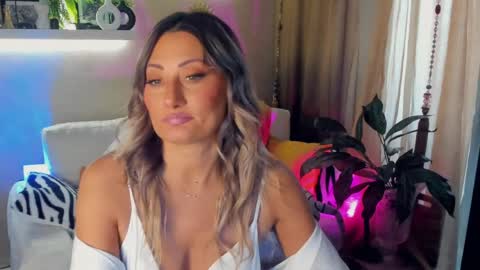 Snapshot of sarahholly chatting on 06.04.26 Divine Sarah NONUDE model online show from 06.04.26
