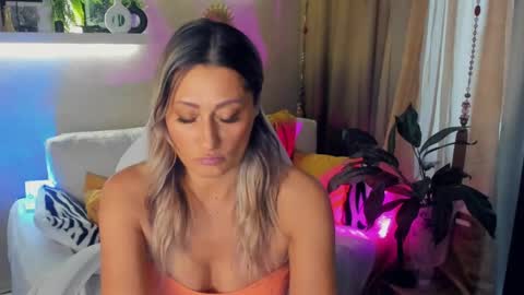 Snapshot of sarahholly chatting on 06.05.26 Divine Sarah NONUDE model online show from 06.05.26