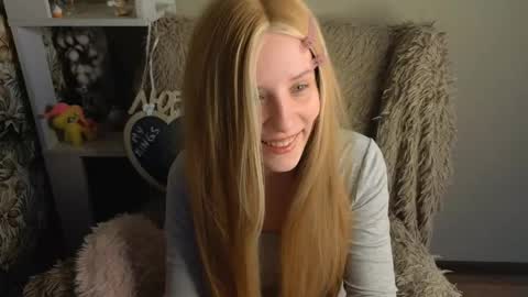 Snapshot of sarakaell chatting on 05.26.26 Sara online show from 05.26.26