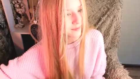 Snapshot of sarakaell chatting on 07.22.26 Sara online show from 07.22.26