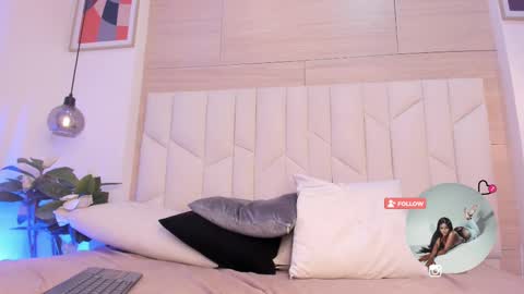 Snapshot of saramonroe1 chatting on 02.12.25 Sara online show from 02.12.25