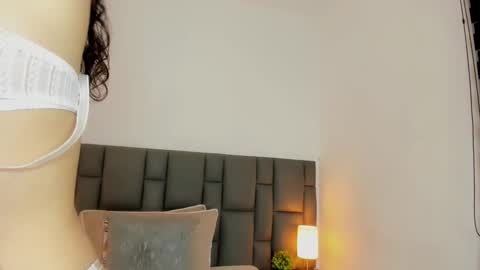 Snapshot of saraospinna chatting on 10.11.25 Sara online show from 10.11.25