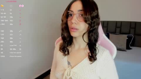 Snapshot of saraospinna chatting on 10.21.25 Sara online show from 10.21.25