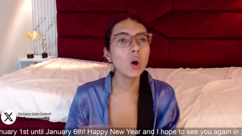 Snapshot of sarasaenz_99 chatting on 12.31.24 Sara online show from 12.31.24