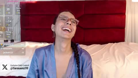 Snapshot of sarasaenz_99 chatting on 01.12.25 Sara online show from 01.12.25