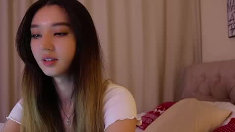 Snapshot of sarasuo chatting on 01.05.25 Shara online show from 01.05.25