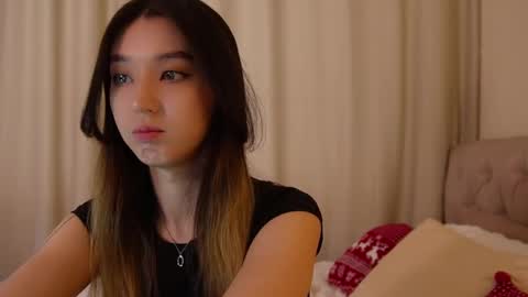 Snapshot of sarasuo chatting on 01.06.25 Shara online show from 01.06.25
