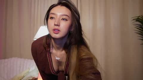 Snapshot of sarasuo chatting on 02.01.25 Shara online show from 02.01.25