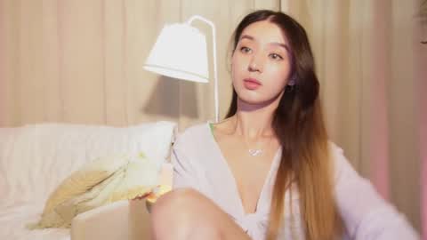 Snapshot of sarasuo chatting on 02.08.25 Shara online show from 02.08.25