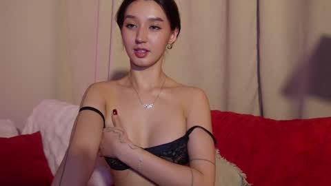 Snapshot of sarasuo chatting on 02.23.25 Shara online show from 02.23.25
