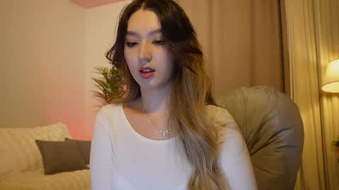 Snapshot of sarasuo chatting on 09.18.25 Shara online show from 09.18.25