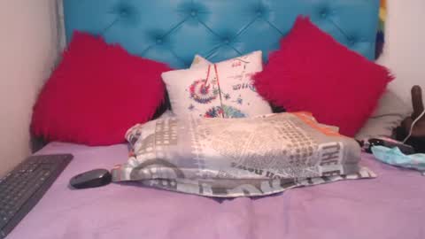 Sara Wills online show from 09.26.25