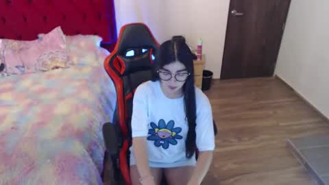 Snapshot of saray_honey1 chatting on 04.26.26 saray online show from 04.26.26