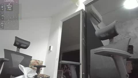 Snapshot of sarenlux chatting on 12.21.25 Baby Saren online show from 12.21.25