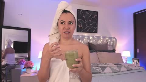 Snapshot of sarhamccormick chatting on 01.06.25 sarha online show from 01.06.25