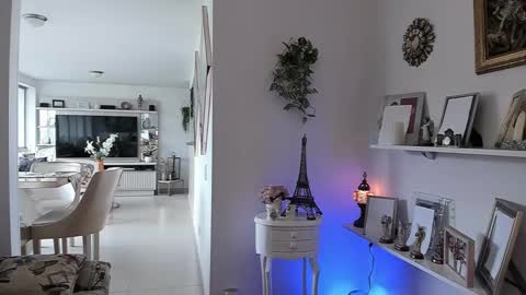 Snapshot of sarhamccormick chatting on 02.10.25 sarha online show from 02.10.25