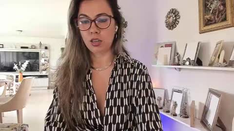 Snapshot of sarhamccormick chatting on 02.11.25 sarha online show from 02.11.25