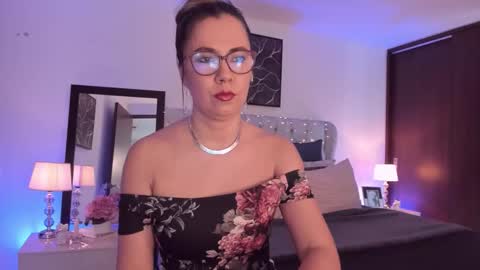 Snapshot of sarhamccormick chatting on 09.12.25 sarha online show from 09.12.25