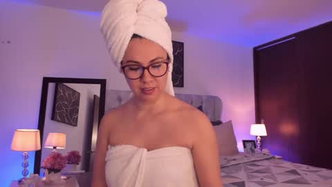 Snapshot of sarhamccormick chatting on 10.12.25 sarha online show from 10.12.25