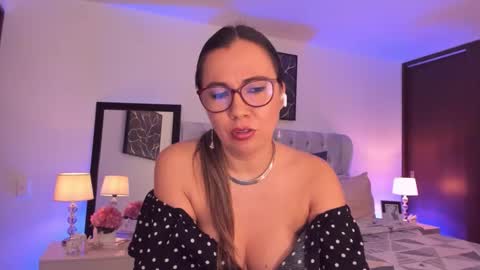 Snapshot of sarhamccormick chatting on 10.21.25 sarha online show from 10.21.25