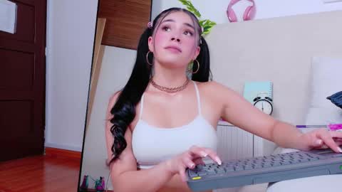 Snapshot of saritabratz chatting on 10.07.25 Sara online show from 10.07.25