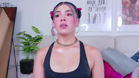 Snapshot of saritabratz chatting on 10.08.25 Sara online show from 10.08.25