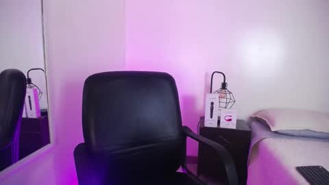 Snapshot of sasha_brattz chatting on 09.17.25 Sasha Brattz online show from 09.17.25