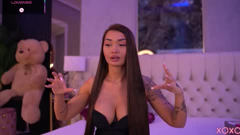 Snapshot of sashaferrera chatting on 09.27.25 Dennise online show from 09.27.25