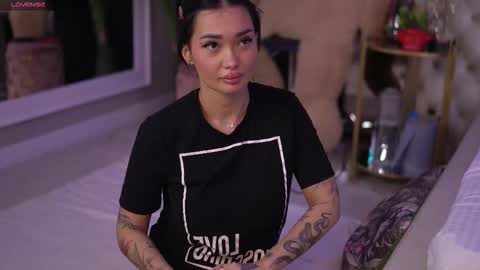 Snapshot of sashaferrera chatting on 10.26.25 Dennise online show from 10.26.25