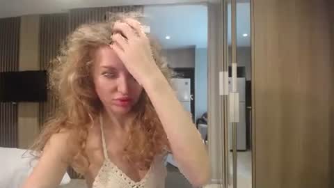 Snapshot of sashasweetsasha chatting on 10.19.25 Sasha online show from 10.19.25