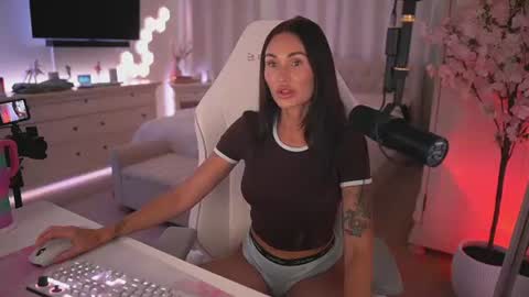 Snapshot of sashawest_official chatting on 06.18.26 sashawest_official online show from 06.18.26
