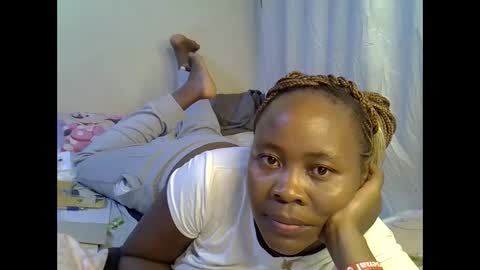 Snapshot of sassy_bella chatting on 10.28.25 sassy_bella online show from 10.28.25