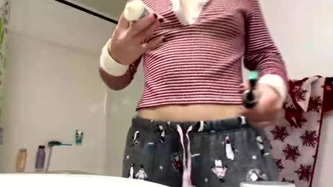 Snapshot of sassysquirtsmmm chatting on 12.22.25 sassysquirtsmmm online show from 12.22.25