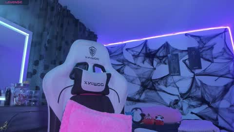    im expecting 300 thumbs up on my altar online show from 10.04.25