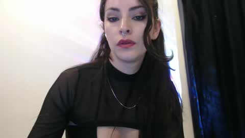 Snapshot of satansbabenia_v chatting on 01.11.25 Nia online show from 01.11.25