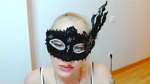Snapshot of satinqueen90 chatting on 10.13.25 Satinqueen90 online show from 10.13.25
