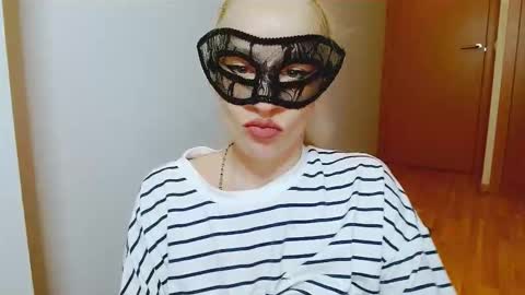 Snapshot of satinqueen90 chatting on 10.14.25 Satinqueen90 online show from 10.14.25