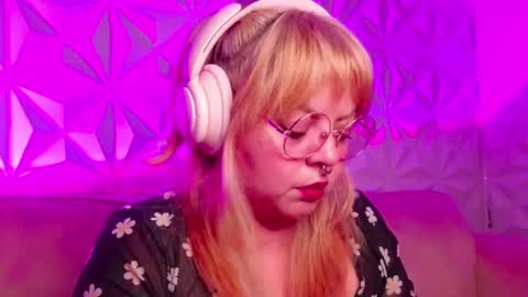 Snapshot of satyn_doll chatting on 10.04.25 Gina George online show from 10.04.25