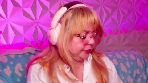 Snapshot of satyn_doll chatting on 10.15.25 Gina George online show from 10.15.25