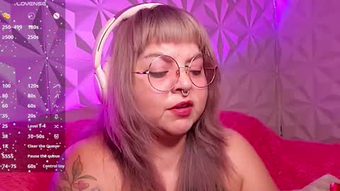 Snapshot of satyn_doll chatting on 11.11.25 Gina George online show from 11.11.25