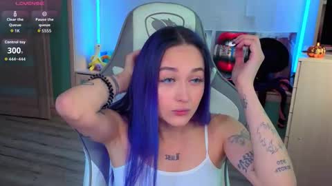 Snapshot of savage_lust_ chatting on 11.01.25 Ariel online show from 11.01.25