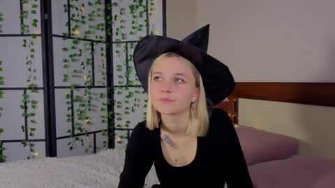 Snapshot of savannahshor chatting on 10.19.25 savannahshor online show from 10.19.25