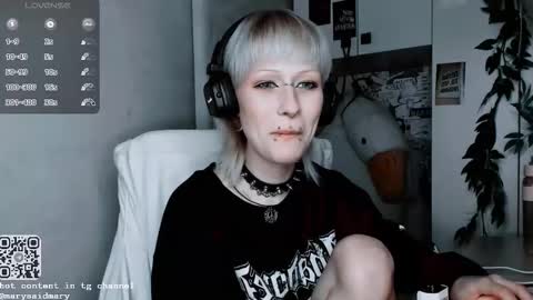 pronoun she. name Mary. age 21. online show from 10.18.25