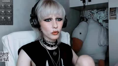 pronoun she. name Mary. age 21. online show from 10.22.25
