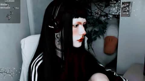 pronoun she. name Mary. age 21. online show from 11.02.25