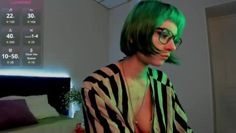 Snapshot of scarle_whisper chatting on 05.23.26 Emmy online show from 05.23.26
